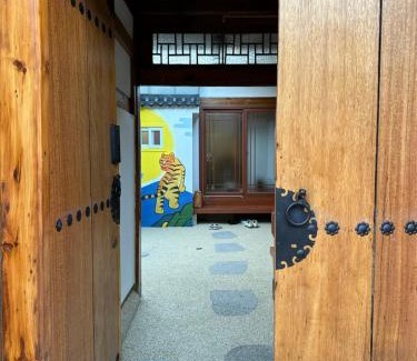 Samseon-dong House | Gilgaon Hanok Stay