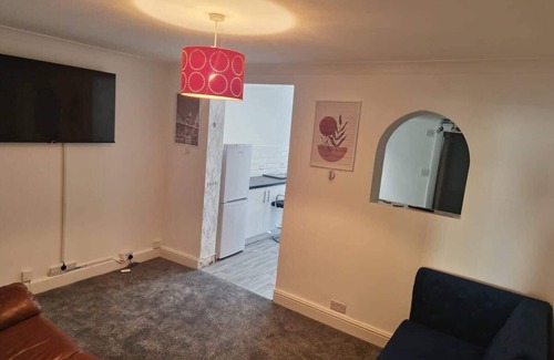 Gillingham House | Gillingham 4-bed Stay - Wifi, Parking, Ldn Access