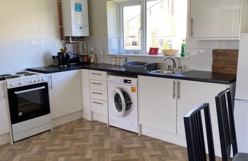 Gillingham Apartment | Gillingham Gem - 2BR, Electric Car Charger, Free Parking and Garden