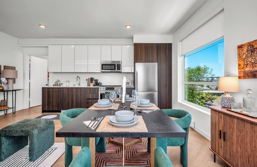 Larchmont Apartment | Gillis House 2BRDM, Pool, Gym, 2 Parking & Views!