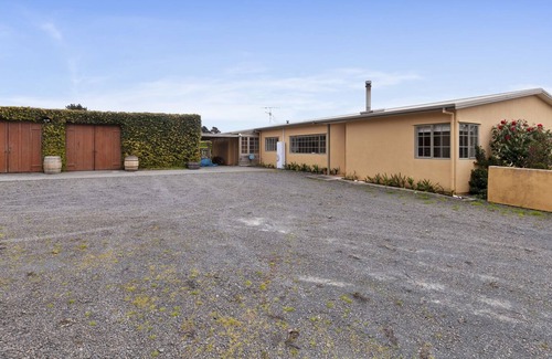 Matakana House | GILLMAN VINEYARD - MATAKANA HOLIDAY HOME, family friendly in Matakana