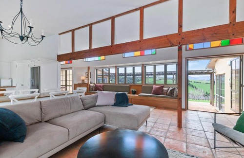 Warkworth House | Gillman Vineyard - Matakana Holiday Home