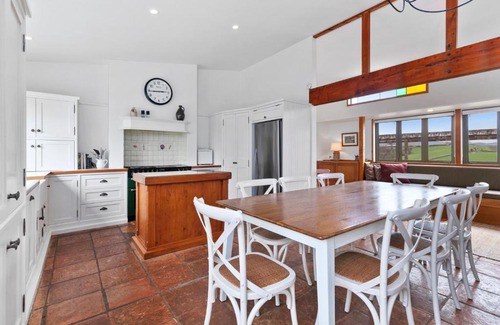 Warkworth House | Gillman Vineyard - Matakana Holiday Home