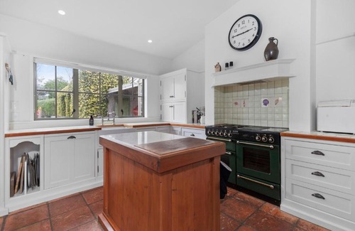 Warkworth House | Gillman Vineyard - Matakana Holiday Home