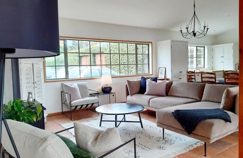 Warkworth House | Gillman Vineyard - Matakana Holiday Home