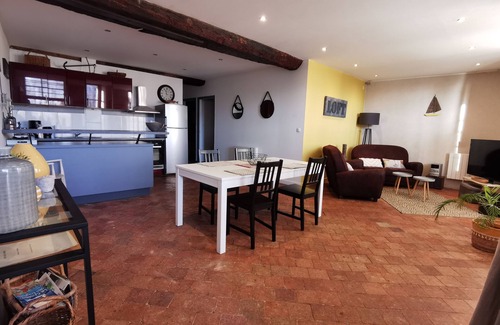 Bourgogne Apartment | Gîte Appart "La Gabare" with view of the Loire River