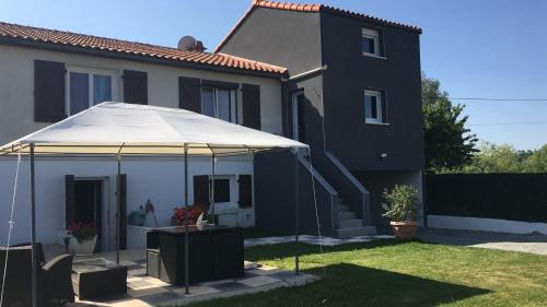 La Meilleraie-Tillay Apartment | Gite Au Cheval D'or