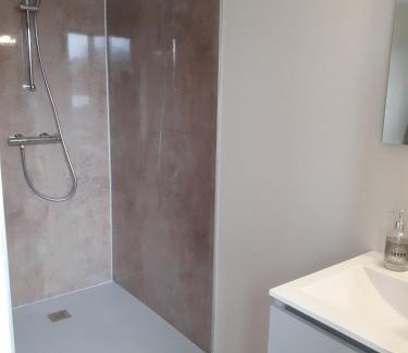 Durenque Villa | GITE DE L'AUTAN - Villa 8 pers-4 salles de bain indépendantes, piscine chauffée et Spa