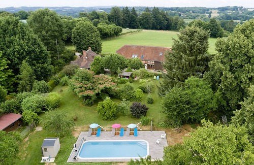 Benayes Cottage | Gîte du Puy Raynaud 3-5 pers. large property with garden, swimming pool and ponds