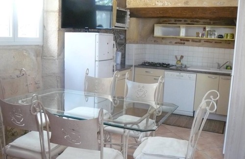 Les Eyzies Cottage | Gîte-Family-Ensuite with Shower-Garden view