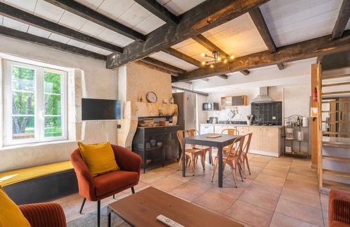 Saint-Romain-de-Benet House | 'Gîte Le Chai' with Shared Pool, Wi-Fi and Air Conditioning