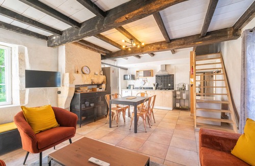 Saint-Romain-de-Benet House | 'Gîte Le Chai' with Shared Pool, Wi-Fi and Air Conditioning