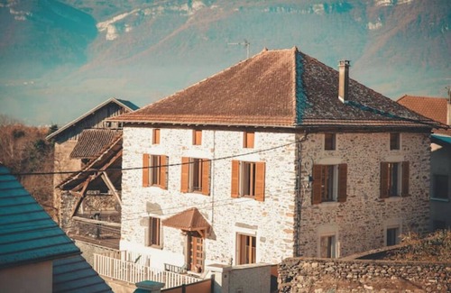 Pontcharra House | Gite located between lake and mountains, close to small tourist town.