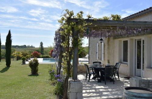 Pellegrue Cottage | Gîte (max 4 people) with pool amongst the vineyards in the Entre deux Mers area