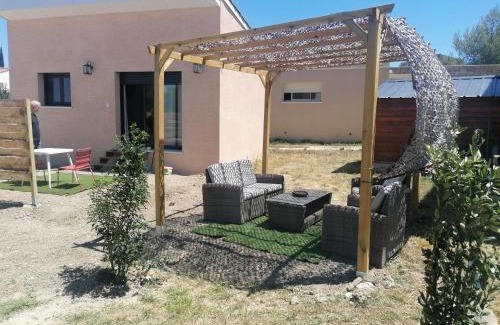 Crespian House | Gite neuf avec accès sauna, bain a remous et piscine