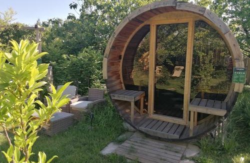 Crespian House | Gite neuf avec accès sauna, bain a remous et piscine