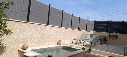 Graveson House | Gite pour deux avec bassin relaxant sans vis a vis
