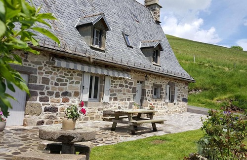 Saint-Jacques-des-Blats Cottage | Gite Saint-Jacques-des-Blats, 4 bedrooms, 10 persons