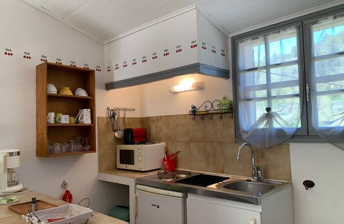 Venasque Apartment | Gîte Studio with Terrace in Venasque