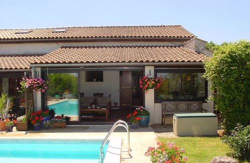 Semoussac House | Gite with pool, Garden Room near Estuary