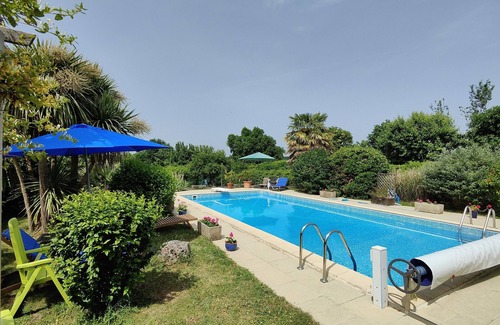 Semoussac House | Gite with pool, Garden Room near Estuary