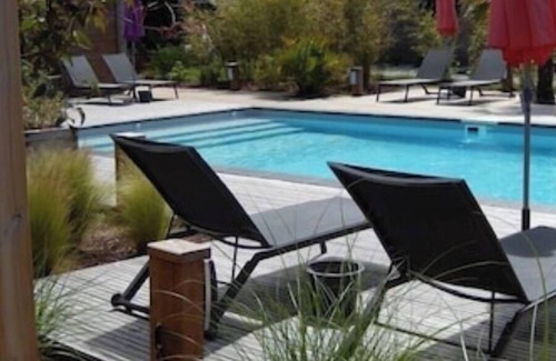 Le Tour-du-Parc Cottage | gite with swimming pool and beach