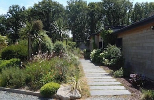 Le Tour-du-Parc Cottage | gite with swimming pool and beach