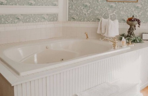 Stillwater Apartment | Giverny Suite - Aurora Staples Inn