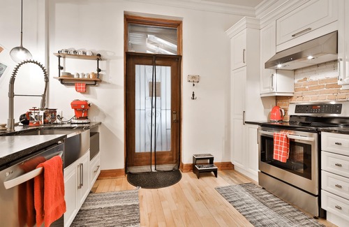 Downtown Montreal House | Giving 65% off for 31 days! Brownstone Home in heart of Montreal!