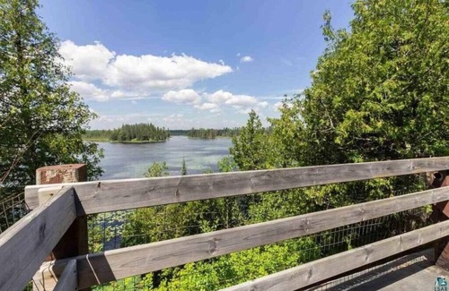 Isabella House | Glacial Esker Bunkhouse - Spacious Lakeside Rustic Lodge