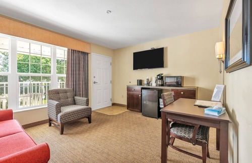 Kelleys Island Hotel | Glacier Suite at Kelley's Island Venture Resort