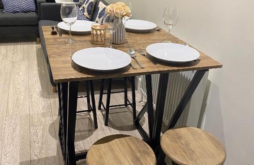 Netley Apartment | Gladstone Apartments by Bluebell Rooms