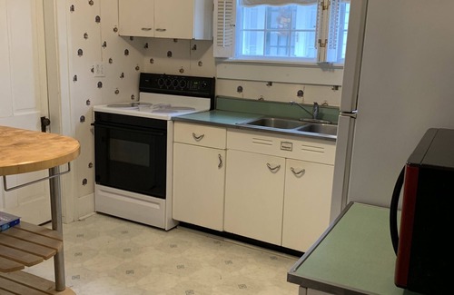 Cynthiana House | Gladys Gables is a cute 1950’s style house near downtown & a park.