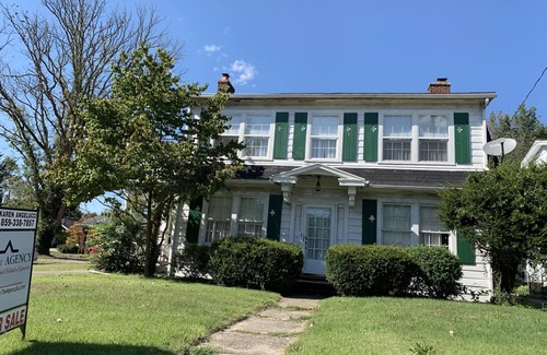 Cynthiana House | Gladys Gables is a cute 1950’s style house near downtown & a park.