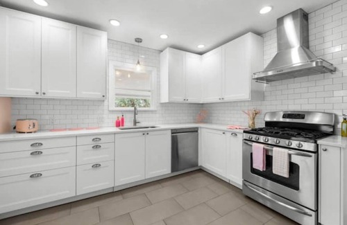 Brentwood House | Glam Getaway~10 min to Downtown~Sleeps 9!