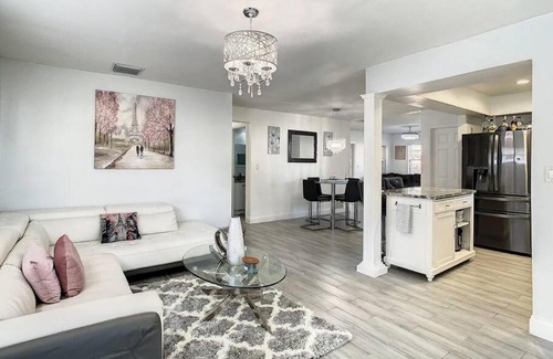 Pinellas Park House | “Glam paradise” 3/2 Pool home! 10mins from beaches