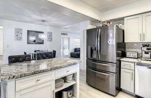 Pinellas Park House | “Glam paradise” 3/2 Pool home! 10mins from beaches