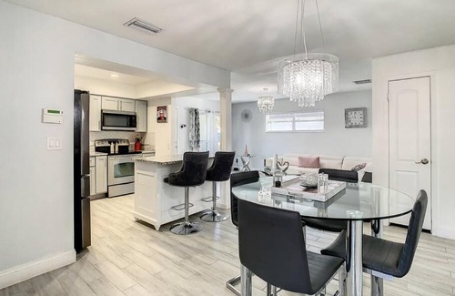 Pinellas Park House | “Glam paradise” 3/2 Pool home! 10mins from beaches