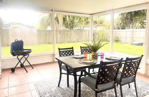 Pinellas Park House | “Glam paradise” 3/2 Pool home! 10mins from beaches