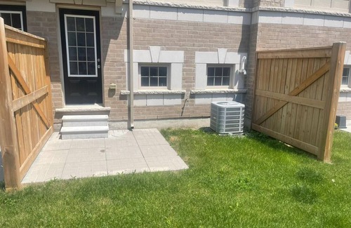 Durham Region House | Glamorous 4 bedroom townhouse with free parking