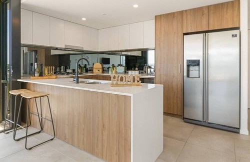Gold Coast Apartment | Glamorous Brand-New Waterfront Apt on Hope Island