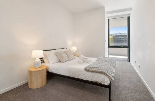 Gold Coast Apartment | Glamorous Brand-New Waterfront Apt on Hope Island