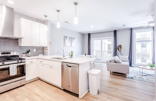 Over-the-Rhine Condo | Glamorous Dtwn Condo w/King Bed + Walk to Restaurants