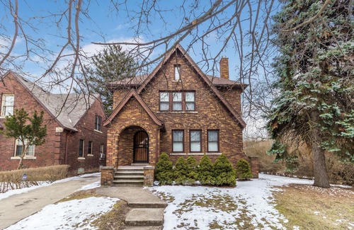 Detroit House | Glamorous Green Beauty