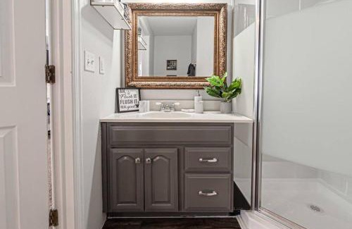 Evansville Apartment | Glamorous Renovated Modern Home