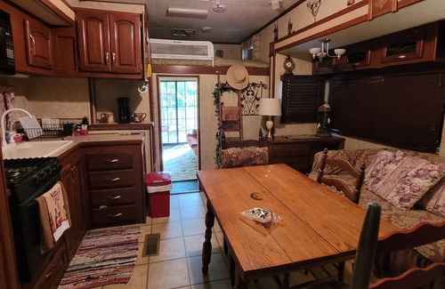 Tillman County House | Glamping 3 room RV-pet friendly, fishing, horses-V