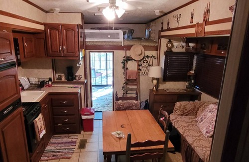 Tillman County House | Glamping 3 room RV-pet friendly, fishing, horses-V