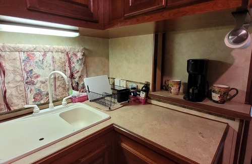 Tillman County House | Glamping 3 room RV-pet friendly, fishing, horses-V