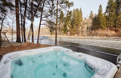 Grantsdale Cabin | Glamping Cabin on the Bitterroot River