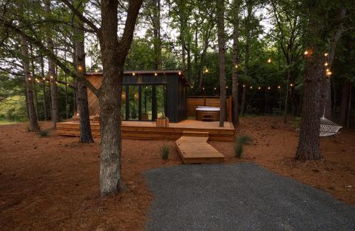 Guntersville House | Glamping cabin with private deck and hot tub!